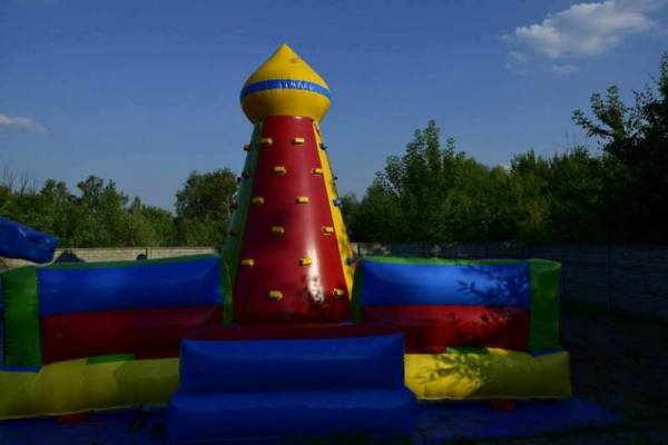 Dmuchana wieża wspinaczkowa na zewnątrz sali