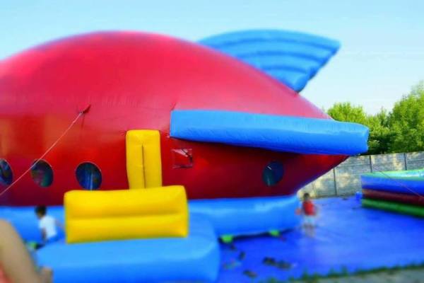 Dmuchana rakieta na zewnątrz sali